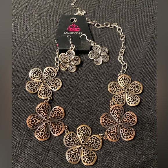 Paparazzi Accessories ‘No Common Daisy’ Mixed-Metal Necklace & Earring Set - Picture 4 of 4